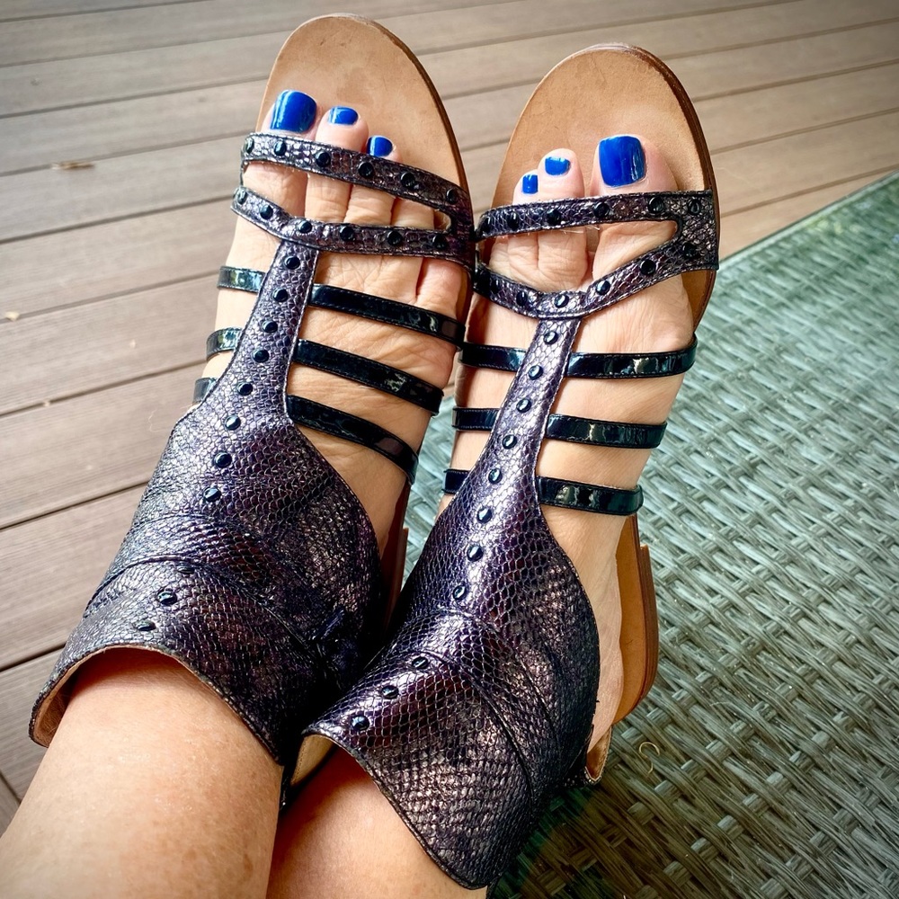 MODERN VINTAGE 🌺 Dark Grey— Pewter Snakeskin Leather,  Studded Gladiators. 37